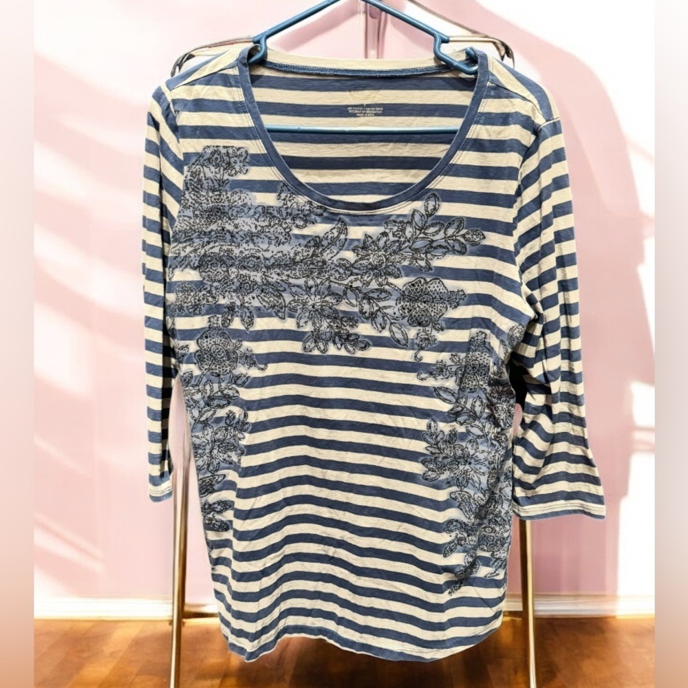 New directions floral top lace detail size LARGE